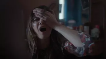 Robe de Mary Jane portée par Maggie (Emma Appleton) telle qu’on la voit dans Tout ce que je sais sur l’amour (S01E04)