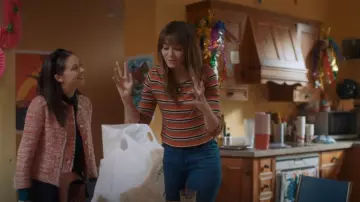 Le jean évasé à poches courtes plaquées Le Bardot porté par Maggie (Emma Appleton) dans Tout ce que je sais sur l’amour (S01E05)