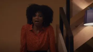 New Look Petite chemise boutonnée imprimée à pois rouges portée par Amara (Aliyah Odoffin) comme on le voit dans Tout ce que je sais sur l’amour (S01E06)