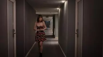Mini-robe à fleurs Wet Seal portée par Nell (Marli Siu) comme on le voit dans Tout ce que je sais sur l’amour (S01E06)