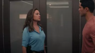 Chemise à poches bleu clair pour femme portée par Jane Tennant (Vanessa Minnillo) dans NCIS : Hawaï (S03E04)