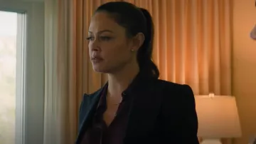 Alexander McQueen Peak Shoulder Leaf Crepe Jacket en noir porté par Jane Tennant (Vanessa Minnillo) comme on le voit dans NCIS : Hawaï (S03E04)