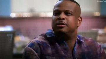 Camisa de moda de Nina Parker usada por Maurice (Brian Jordan Jr.) como se ve en Sistas de Tyler Perry (T07E09)
