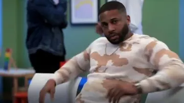 Suéter de camuflaje de Saks Fifth Avenue usado por Zac (Devale Ellis) como se ve en Sistas de Tyler Perry (S07E09)