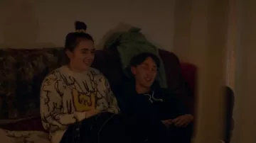 Cider Pull Motif Chats portés par Chi (Lucia Keskin) comme on le voit dans Things You Should Have Do (S01E01)