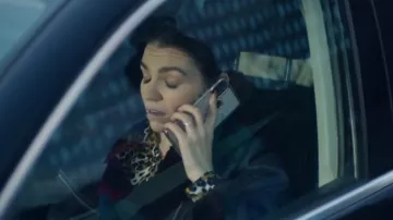 John Lewis Avaitor Veste portée par Karen (Selin Hizli) comme on le voit dans Things You Should Have Do (S01E01)