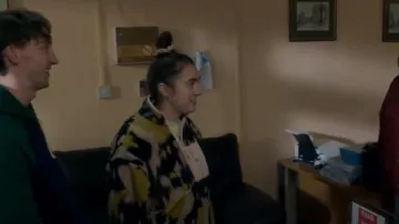 Iets Frans... Toison Borg portée par Chi (Lucia Keskin) comme on le voit dans Things You Should Have Done (S01E01)