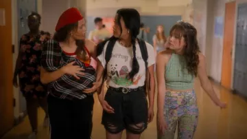 Gorra Kangol Red Hat usada por Alyssa (Alyssa Jirrels) como se ve en Boo, Bitch (S01E05)