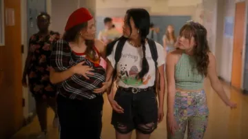 Pantalones acampanados NGOrder Flower Power usados por Gia (Zoe Margaret Colletti) como se ve en Boo, Bitch (S01E05)