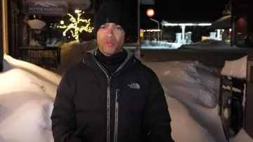 La doudoune Point It de The North Face portée par Steve Patterson comme on le voit dans Aujourd’hui le 4 mars 2024