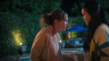 Cárdigan de flores silvestres de Free People usado por Gia (Zoe Margaret Colletti) como se ve en Boo, Bitch (S01E07)