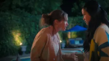 Cárdigan de flores silvestres de Free People usado por Gia (Zoe Margaret Colletti) como se ve en Boo, Bitch (S01E07)