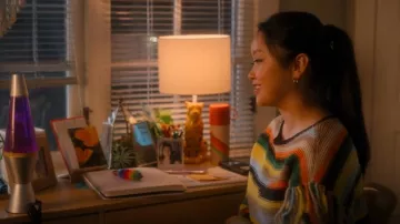 Alice + Olivia Claudette Fringe Pullover usado por Erika Vu (Lana Condor) como se ve en Boo, Bitch (T01E08)
