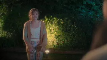 Vaqueros Zuri Mom de ganchillo gratis | Shopbop usado por Gia (Zoe Margaret Colletti) como se ve en Boo, Bitch (S01E07)