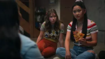 La gente libre tira de las bengalas de pana usadas por Gia (Zoe Margaret Colletti) como se ve en Boo, Bitch (T01E02)