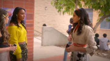 Chaqueta Lioness Miami Vice usada por Riley (Aparna Brielle) como se ve en Boo, Bitch (S01E07)