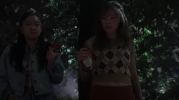 Suéter con cuello en V de Dickies Girl usado por Gia (Zoe Margaret Colletti) como se ve en Boo, Bitch (S01E02)