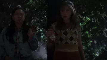 Suéter con cuello en V de Dickies Girl usado por Gia (Zoe Margaret Colletti) como se ve en Boo, Bitch (S01E02)