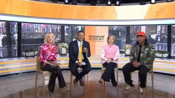 Chemisier en soie Tyler Swirl de L’Agence en rose Multi Tie Dye Swirl porté par Lindsay Czarniak comme on le voit dans Today le 4 mars 2024