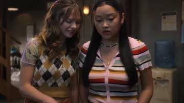 Suéter Alice + Olivia Colleen usado por Erika Vu (Lana Condor) como se ve en Boo, Bitch (T01E02)