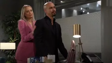 Derek Lam Pantalon en crêpe stretch décontracté porté par Abby Newman (Melissa Ordway) dans Les Feux de l’amour le 29 février 2024