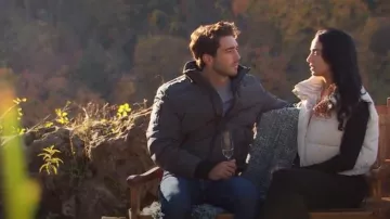Moose Knuckles Onyx Scotchtown Plumífero con capucha desmontable usado por Joey Graziadei como se ve en The Bachelor (T18E08)