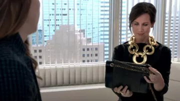 Bolso de hombro Judith Leiber usado por Diana Trout (Miriam Shor) como se ve en Younger (T01E03)