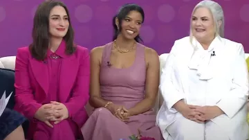 Blazer Chelsea plateado en fucsia usado por Sara Bareilles como se ve en Today el 5 de marzo de 2024