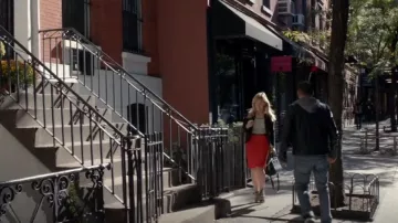Jupe portefeuille torsadée Helmut Lang portée par Kelsey Peters (Hilary Duff) dans Younger (S01E03)