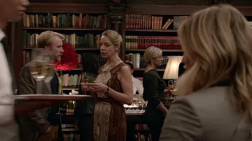 Vestido midi Bcbg usado por Maggie Amato (Debi Mazar) como se ve en Younger (T01E03)