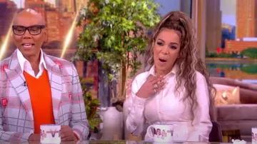 Christopher John Rogers Robe chemise à lacets à dos marin portée par Sunny Hostin comme on le voit dans The View le 5 mars 2024