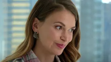 Pamela Love Feath­er Sil­ver Ear­rings worn by Liza Miller (Sutton Foster) as seen in Younger (S01E04)