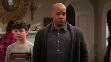 Camisa de pana a cuadros a cuadros de Vince usada por Trey Taylor (Donald Faison) como se ve en Familia extendida (T01E10)