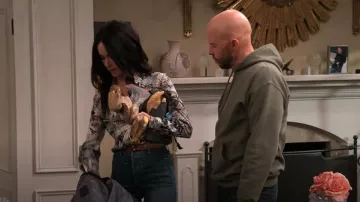 Gabriela Hearst Henri Button Top delantero usado por Julia Mariano (Abigail Spencer) como se ve en Extended Family (T01E10)