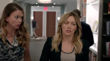Helmut Lang Smok­ing Blaz­er worn by Kelsey Peters (Hilary Duff) as seen in Younger (S01E04)