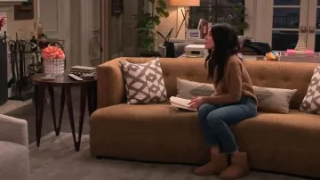 Ugg Classic Mini II en Castaño usado por Julia Mariano (Abigail Spencer) como se ve en Familia Extendida (T01E10)