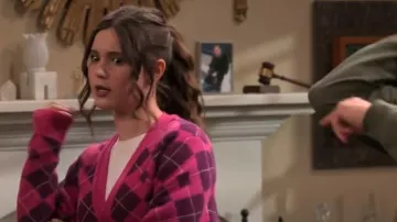 Acne Studios Argyle Cardigan usado por Grace Kearney (Sofia Capanna) como se ve en Extended Family (T01E10)