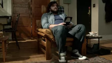 Converse Chuck Taylor All Star usadas por Gabe (Jon Gabrus) como se ve en Younger (T01E04)