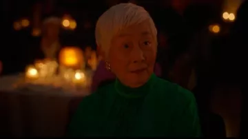 Vestido fruncido de satén de mezcla de seda con borlas usado por Celia (Lisa Lu) como se ve en Muerte y otros detalles (T01E09)