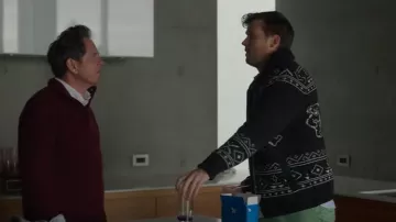 Suéter con cremallera Schott X Grateful Dead Dancing Bears usado por Tripp (Jack Cutmore-Scott) como se ve en Death and Other Details (T01E10)