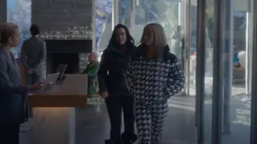 Veste matelassée à capuche pied-de-poule Perfect Moment portée par Imogene (Violett Beane) dans Death and Other Details (S01E10)