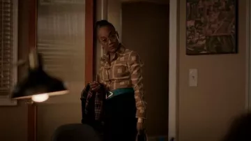 Gabardina de Victoria Victoria Beckham usada por Amanda Wagner (Sonja Sohn) como se ve en Will Trent (T02E03)