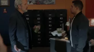 Veste aviateur Theory portée par Nick Torres (Wilmer Valderrama) dans NCIS (S21E04)