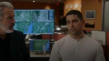 Vince Sleeve Henley porté par Nick Torres (Wilmer Valderrama) comme on le voit dans NCIS (S21E04)