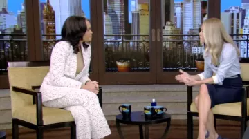 Colección Michael Kors Blazer de encaje floral de un botón de Georgina usado por Linsey Davis como se vio en VIVO con Kelly y Mark el 4 de marzo de 2024
