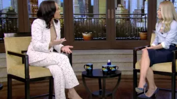 Pantalones de pierna acampanada de 5 bolsillos con encaje floral de la colección Michael Kors usados por Linsey Davis como se vio en VIVO con Kelly y Mark el 4 de marzo de 2024