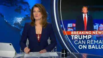 Blazer de crepé de botonadura simple de Alexander McQueen usado por Norah O'Donnell como se ve en CBS Evening News con Norah O'Donnell el 4 de marzo de 2024