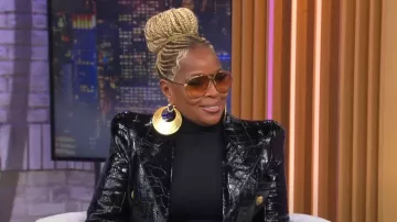 Blazer de cuero Balmain Croc Ffect usado por Mary J. Blige visto en CBS Mornings el 6 de marzo de 2024