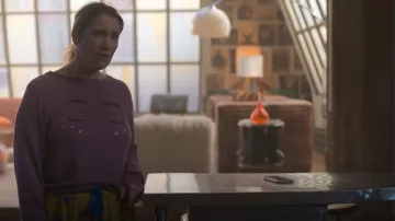 Sudadera Baggy Beach Sweater de la Bella Durmiente Wildfox usada por Mariana Adams Foster (Cierra Ramirez) como se ve en Good Trouble (T05E20)