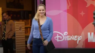 Madewell The Transport Shoulder Crossbody Bag worn by Christine Taylor (Christine Taylor) as seen in Curb Your Enthusiasm (S12E05)